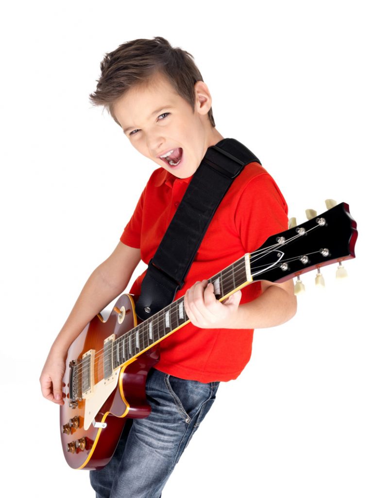 Enfant joue de la guitare électrique