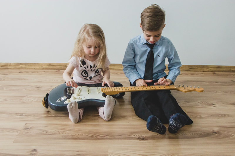 enfants apprenant la guitare électrique